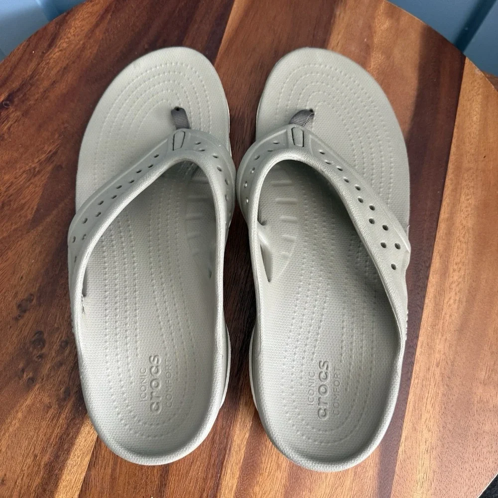 Crocs Swiftwater Deck Flip Flop Sandals Men's 8 Beige Khaki Iconic Comfort Thong